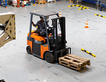 Cursist oefent met de heftruck tijdens de training in Rotterdam